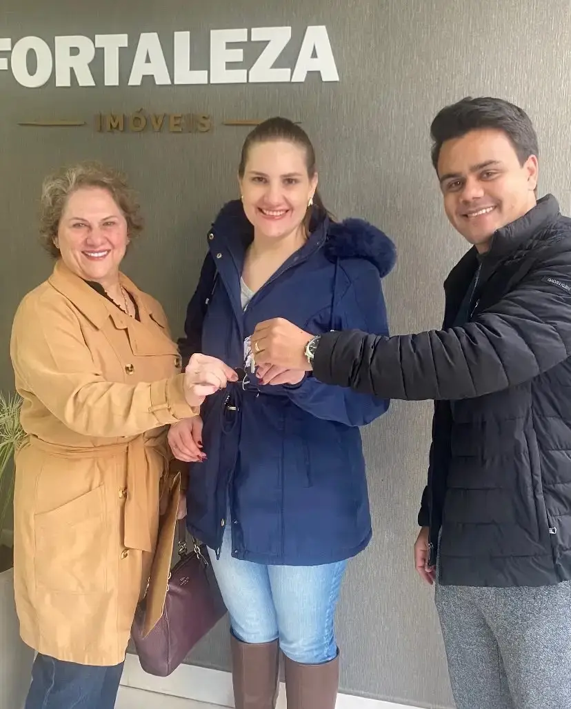 Cliente recebendo as chaves do apartamento com equipe Fortaleza Imóveis